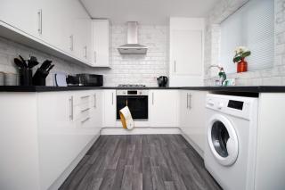 2Bedroom Home- Free Parking, Wi-Fi & Patio- Available for Long or Short term - Bristol - 5
