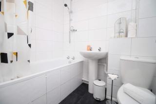 2Bedroom Home- Free Parking, Wi-Fi & Patio- Available for Long or Short term - Bristol - 3