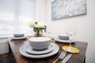 2Bedroom Home- Free Parking, Wi-Fi & Patio- Available for Long or Short term - Bristol - 3