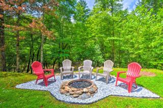 Cozy Riverside Dahlonega Home with Kayaks and Fire Pit - Dahlonega - 0