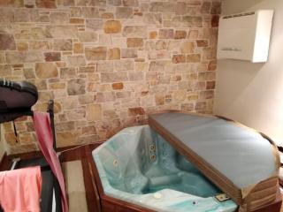 Apartment with a garden, BBQ, swimming pool and jacuzzi - 1