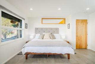 Downtown Contemporary Coastal Condo - 7