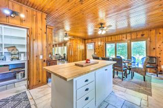 Lochview Lodge Idyllic Farmhouse in Grove! - Grove - 1