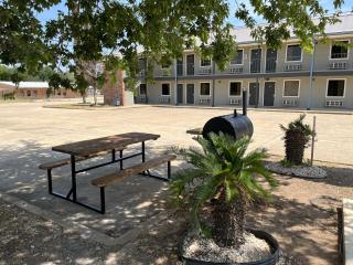 Coachway Inn - Luling - 5