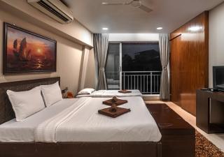 SaffronStays Urja, Lonavala - Private villa with 2 pools, spa room, private elevator & waterfall - 2