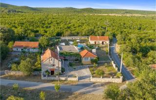 Three-Bedroom Holiday Home In Vinovo Donje - 1