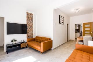 4 bedroom house with Garden, Parking & 3 mins Walking Distance from Train Station - 1