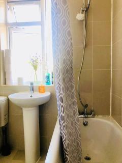 Cosy relaxing 4 bed Home with 2 parking Space - Hatch End - 8
