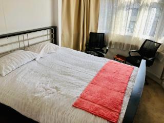 Cosy relaxing 4 bed Home with 2 parking Space - Hatch End - 4
