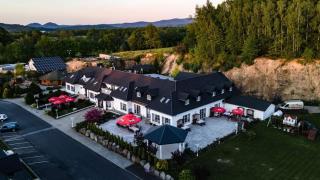 Dwór Skalny Apartamenty, Pokoje i Restauracja Karczma Skalna - Miłków - 0