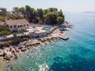 Villa Rudini with heated pool - Okrug Gornji - 0