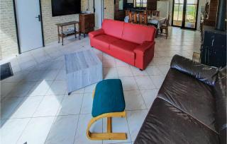 2 Bedroom Stunning Home In Bacilly - 1