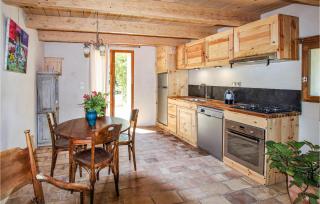 2 Bedroom Beautiful Home In St Didier - 8