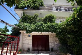 Apartments by the sea Vinisce, Trogir - 4892 - Vinišće - 3