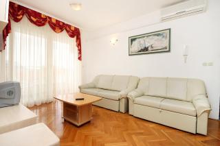 Apartments by the sea Makarska - 6880 - 2