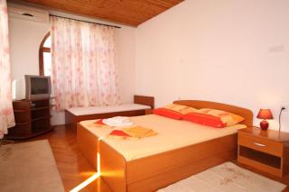 Apartments and rooms with parking space Makarska - 6759 - 1