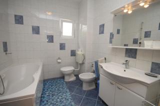 Apartments with parking space Brela, Makarska - 6907 - 1