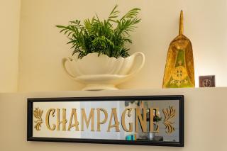 Champagne House - Elegance, Luxury and Charm - Condom - 2