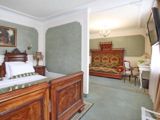 Queen's Astoria Design Hotel - 4
