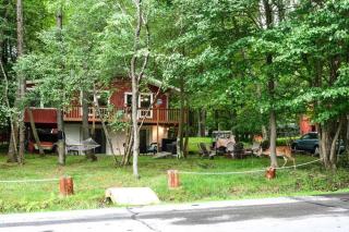 Peaceful Pocono Lakefront, beach, pools, firepit, pets - Arrowhead Lake - 2