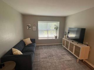 The Ingrid Apt #8 - Fresh and Simple 2bd with WiFi - 4