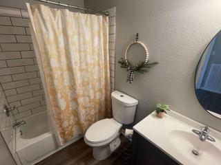 The Ingrid Apt #8 - Fresh and Simple 2bd with WiFi - Hamilton - 3