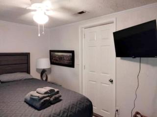 3 Bed 3 Bath House, Conveniently close to everything, Smart Tvs in all rooms whole house to yourself - New Bern - 3