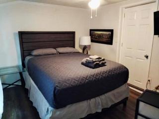 3 Bed 3 Bath House, Conveniently close to everything, Smart Tvs in all rooms whole house to yourself - New Bern - 4
