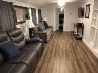 3 Bed 3 Bath House, Conveniently close to everything, Smart Tvs in all rooms whole house to yourself - New Bern - 9