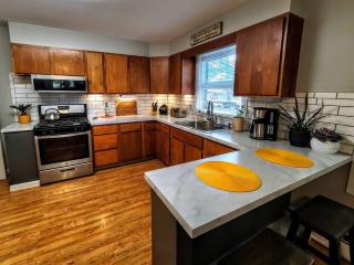 Ultra Comfy, Spotless & Spacious, Private Home in Boyne, Dogs Ok, Walk to Town - 9