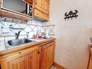 Studio ensoleillé avec balcon, plein centre, 3 couchages, à 50m des pistes et proche commerces - FR-1-344-189 - 4