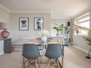 Pass the Keys Stylish 2 Bedroom Flat Apartment with Free Parking in Windsor - Windsor - 7