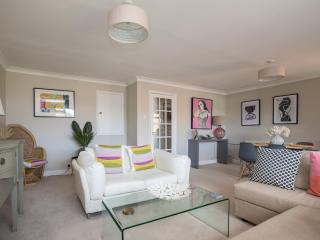 Pass the Keys Stylish 2 Bedroom Flat Apartment with Free Parking in Windsor - Windsor - 5