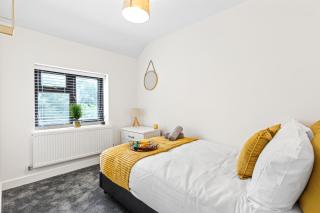 Walsall - 4 Bedroom House, Wi-Fi, Garden , Sleeps 8 - JRR Stays - 8