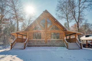 Northwoods Log Cabin - 3 acre retreat! - 6