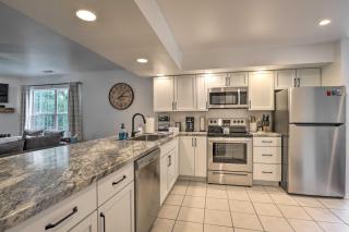 Sunroom, Fireplace Lakefront Branson Condo - Branson - 9