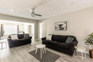 4 Bed 3 Bath House, Spacious, Smart TVs in all rooms, Whole house to yourself - Garland - 9