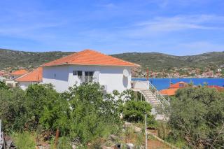 Apartments by the sea Vinisce, Trogir - 11029 - Vinišće - 0