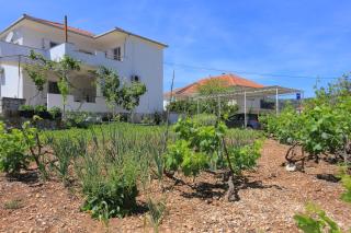 Apartments by the sea Vinisce, Trogir - 11029 - Vinišće - 4