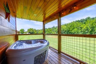 Patriots Tiny Home w Hot Tub Fire Pit Grill - Sevierville - 8
