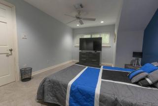 Huge 6 Bedroom with Pool, Spa, 85 Inch TV, Game Room - Houston - 4