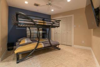 Huge 6 Bedroom with Pool, Spa, 85 Inch TV, Game Room - Houston - 3