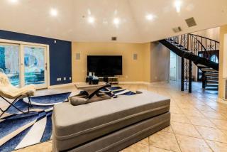 Huge 6 Bedroom with Pool, Spa, 85 Inch TV, Game Room - Houston - 1