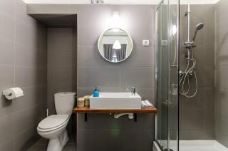 B63 2 BR Apartment In Heart Of City - 9