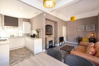 JOIVY Homely Apt by St Giles with Desk - 4