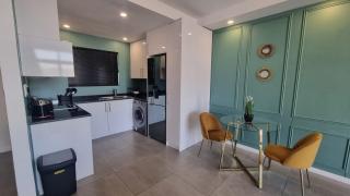 Accommodation Front - Prestigious 2 Sleeper Apartment with Harbour Views - 5