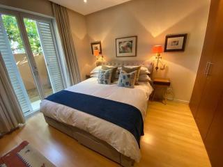 Parama 003 Secure, Luxurious Waterfront Apartment - 7