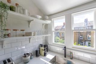 Luxuriously Designed 3 Bedroom Apartment in Clapham - London - 1
