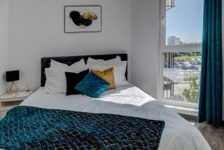 Garbary 104 - Modern Apt near Old Town - King Bed - Free Parking - 8