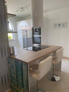 Lovely 3 Bedroom Apartment In Quiet Area w/ Pool - 5